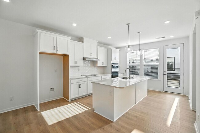 Building Photo - Brand-new three-story townhome in the Univ...