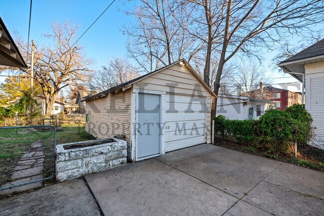 Building Photo - 806 N Faulkner St