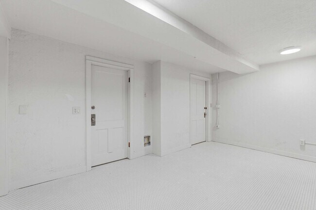 Building Photo - All-Utilities-Included Studio in Historic Bristol Manor | Pet Friendly