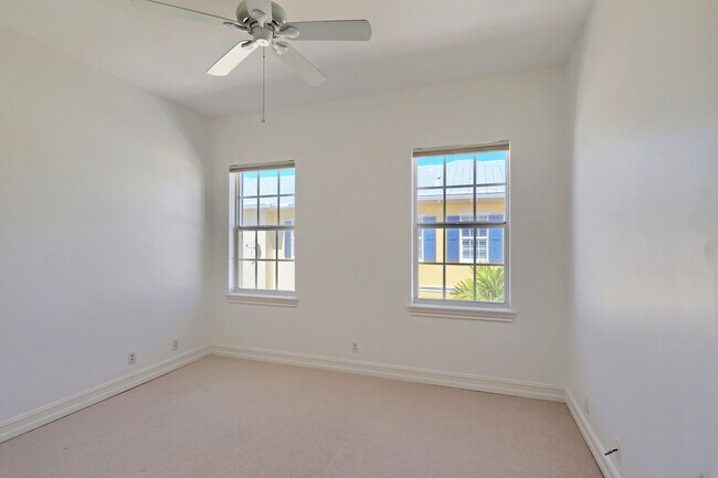Building Photo - 343 Flamingo Dr