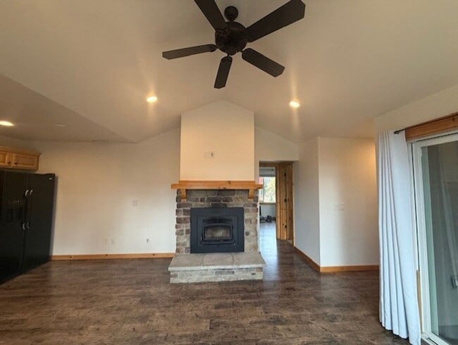 Building Photo - Adorable Roslyn Ridge Condo