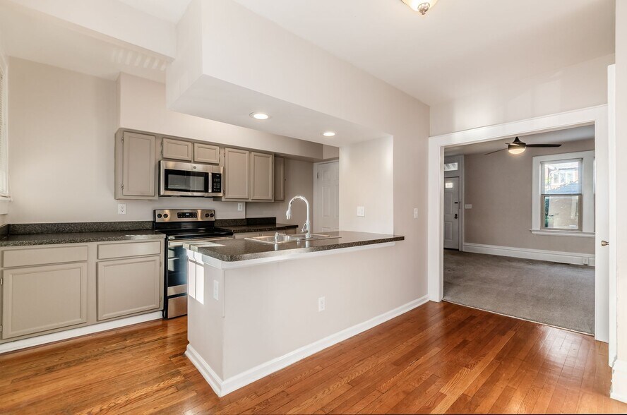 Building Photo - 534 S Drexel Ave