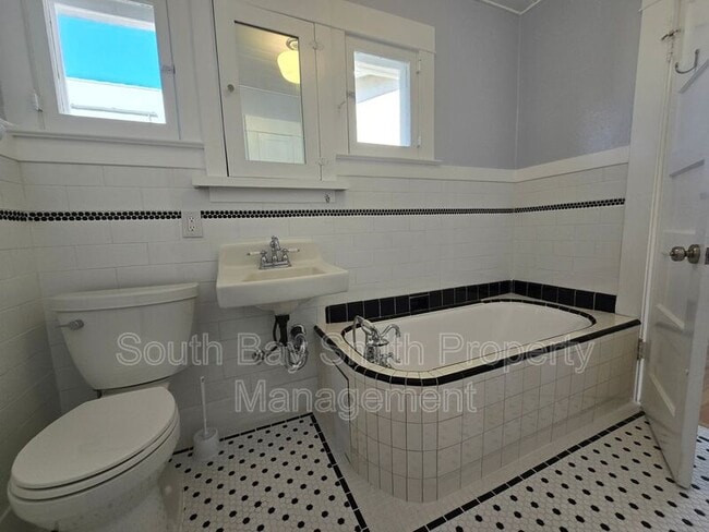 Building Photo - 223 S Guadalupe Ave