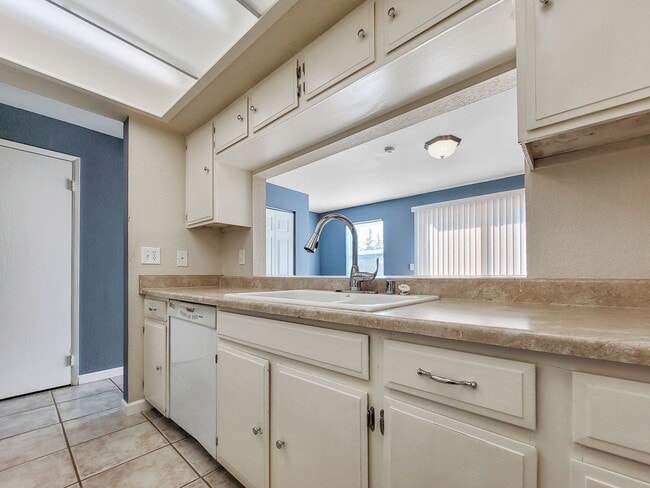 Building Photo - Bright End-Unit Townhome Across from Edmon...