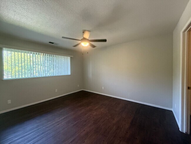 Building Photo - 1190 S Winery Ave