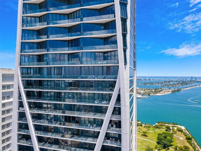 Building Photo - 1000 Biscayne Blvd