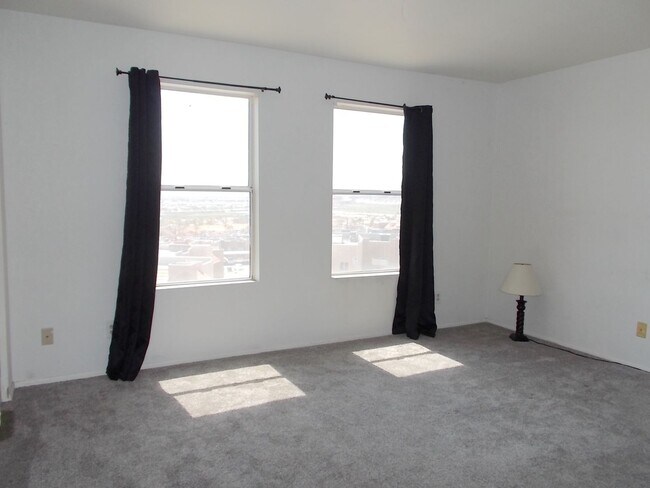 Building Photo - 2 Bed / 2 Bath Fully Furnished Condo – Top Floor Living!