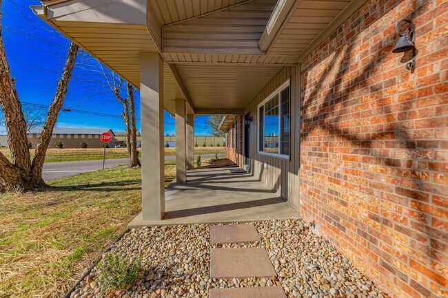 Building Photo - 441 Lawrence Dr