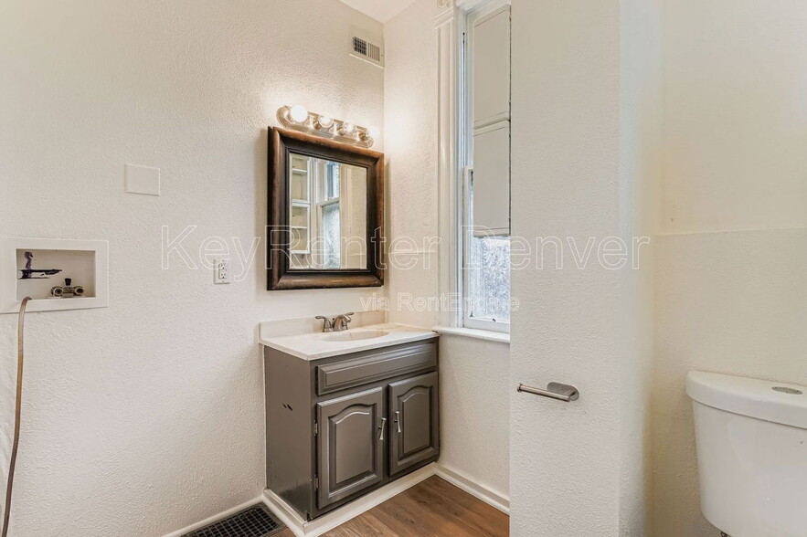 Building Photo - 3340 Wyandot St