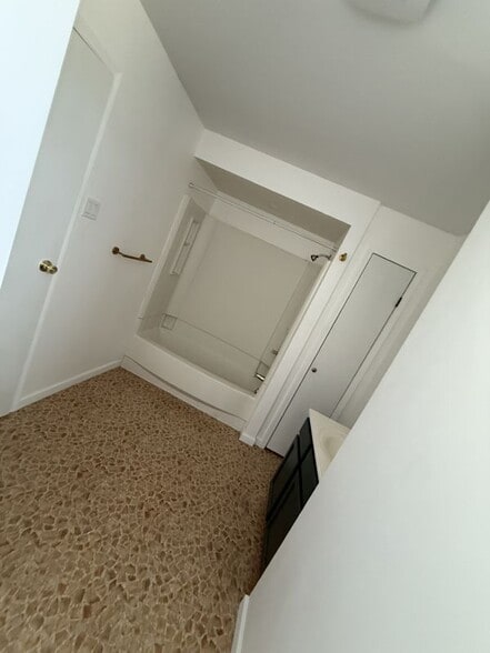 Building Photo - 132 E Main St