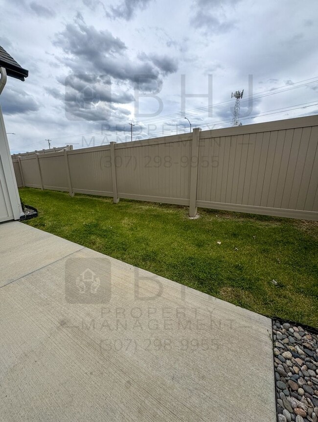 Building Photo - Love 2165/ 2167