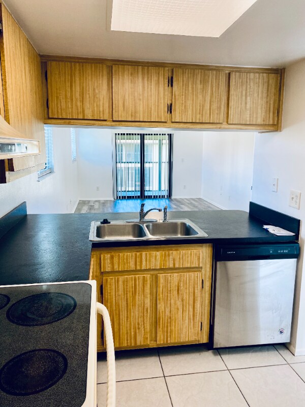 Building Photo - 420 Breakwater Dr