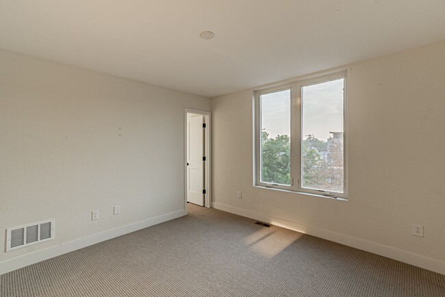 Building Photo - Newer Build 2 Bedroom, 4 Bathroom Jefferson Park Townhome