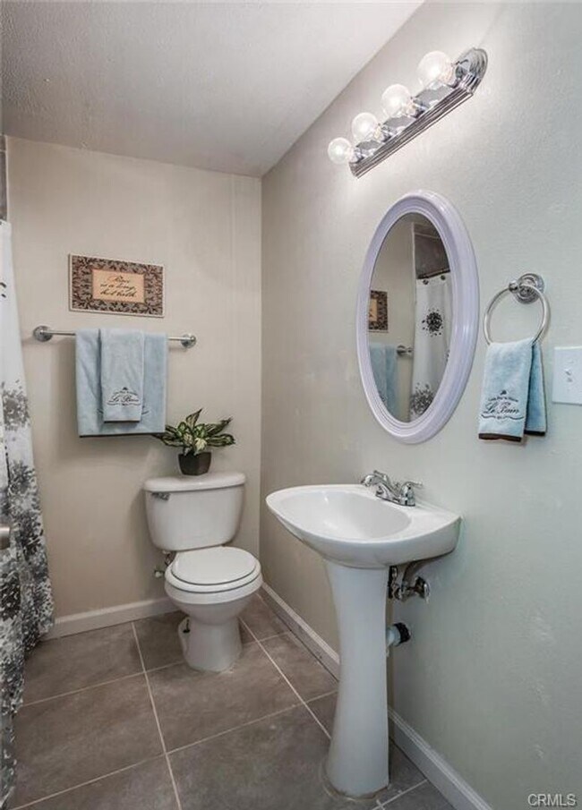 Building Photo - Eclectic 3 Bedroom 1 Bathroom with 2 Offices/Hobby Room