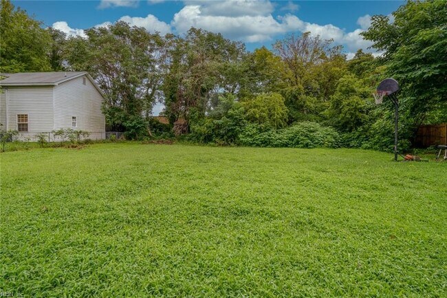 Building Photo - 327 Settlers Landing Rd