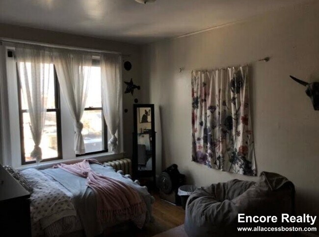 Building Photo - 448 Park Dr