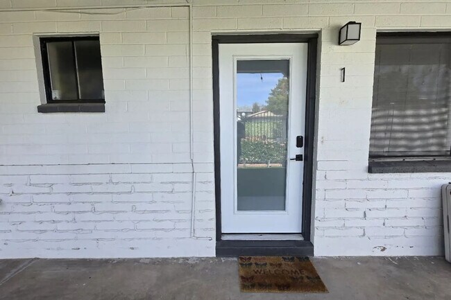 Building Photo - 822 E Rose Ln