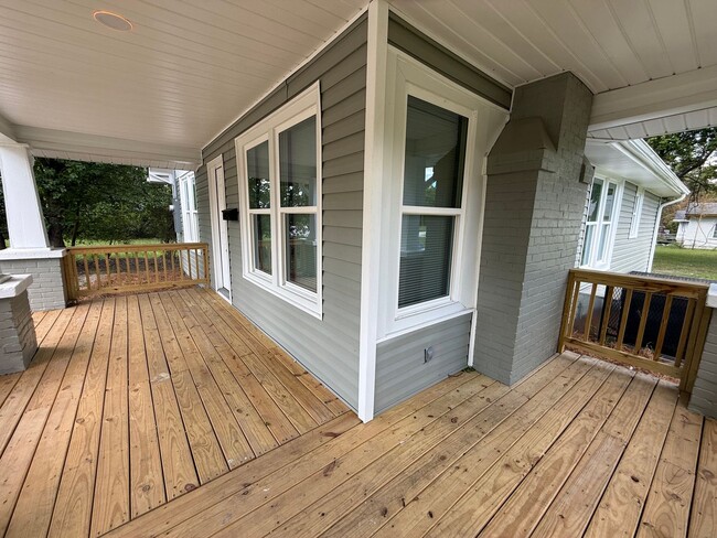 Building Photo - Space, Style & Location—All Under One Roof—For $1250 a Month