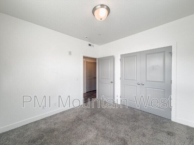 Building Photo - 875 S Depot St