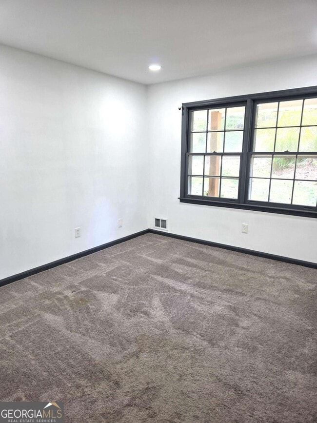 Building Photo - 490 Village Green Ct SW