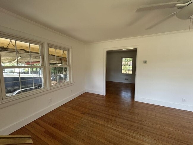 Building Photo - 203 Oak Leaf Dr