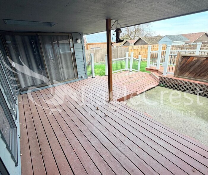 Building Photo - Thoughtfully Designed 3 Bedroom 2 bathroom Home with Open Kitchen and Private Deck