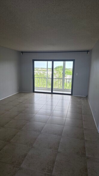 Building Photo - 950 Hillcrest Dr