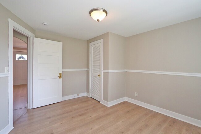 Building Photo - 2757 School Dr