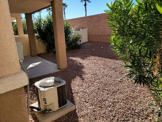 Building Photo - 3 Bedroom Townhouse with a backyard