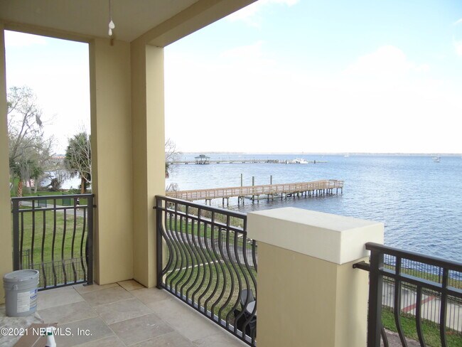 Building Photo - 120 Bay St