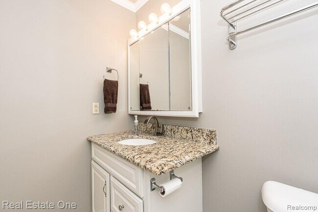 Building Photo - 803 Plate St