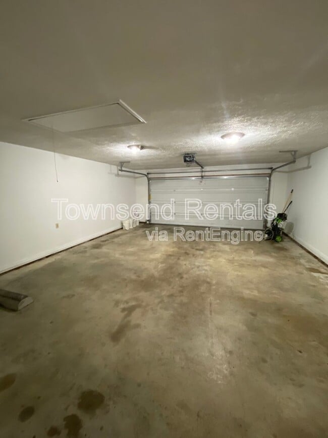Building Photo - 3013 Rosemeade Dr