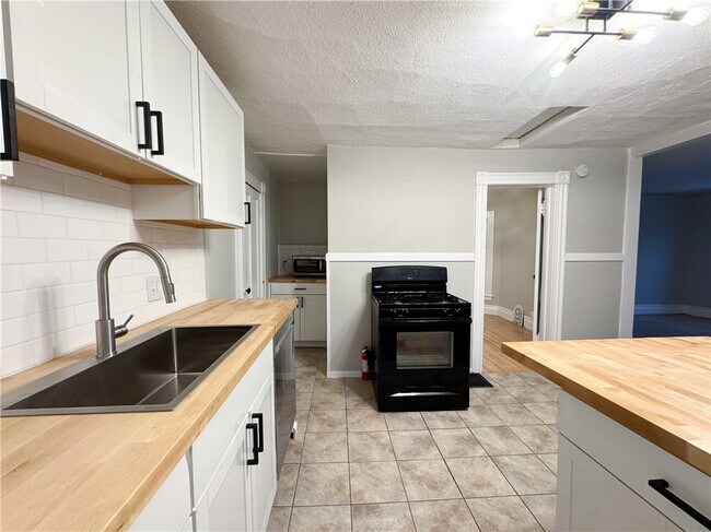 Building Photo - 102 Gregory St