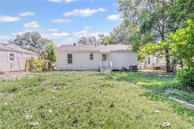 Building Photo - 555 Shady Oak Dr