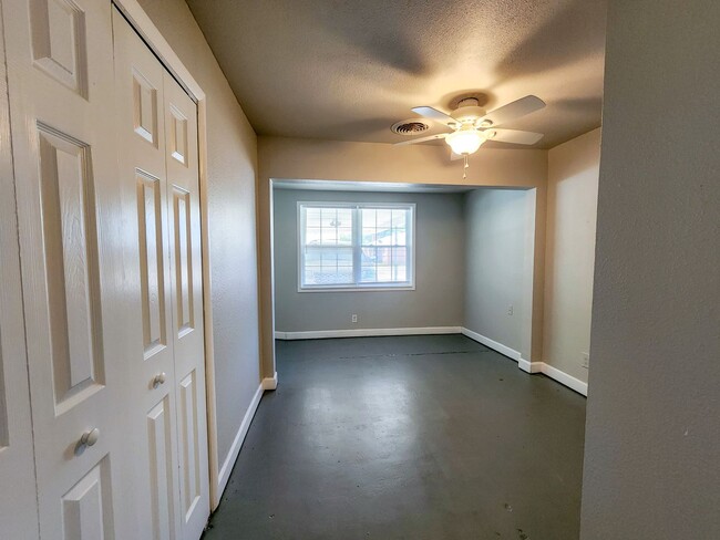Building Photo - 3 Bedroom 2 Bath brick home in Shawnee