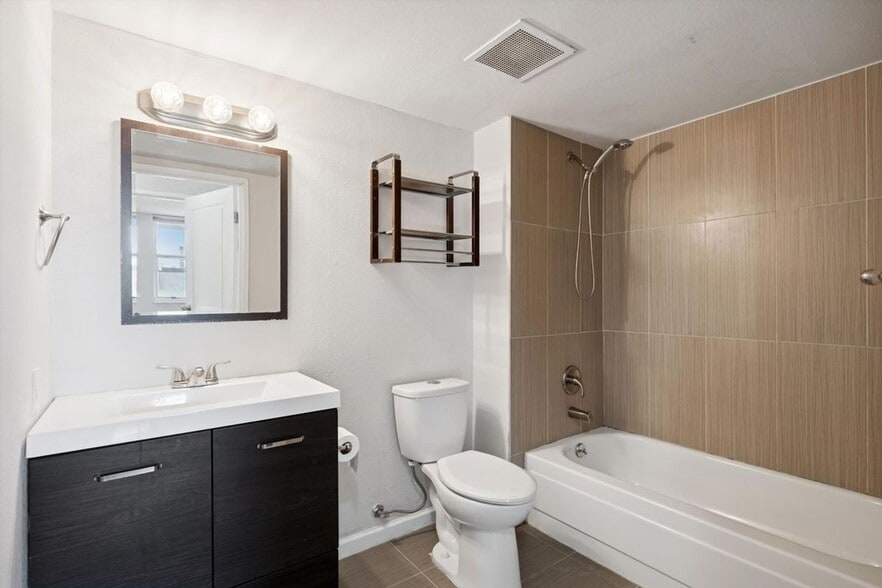 Building Photo - 601 W 11th Ave