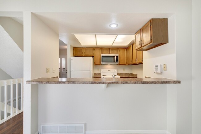 Building Photo - Charming Two-Story Townhome with Finished ...