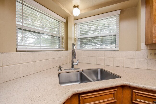 Building Photo - 15502 Rio Plaza Dr