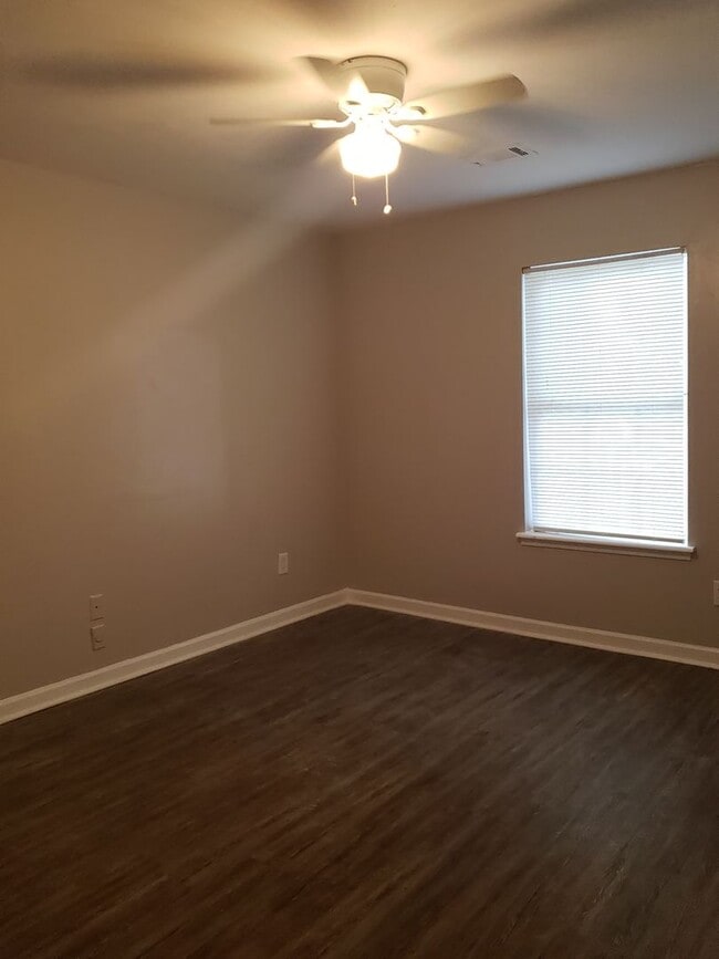 Building Photo - Spacious Ranch-Style 3 Bedroom Home with Bonus room Large back yard!