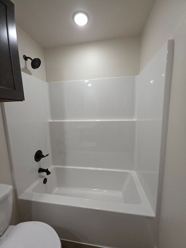 Building Photo - 703 W 12th St