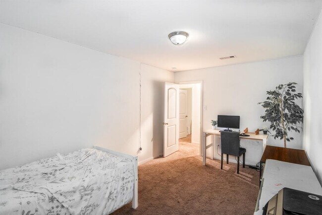 Building Photo - 9406 Garnet Grove Dr