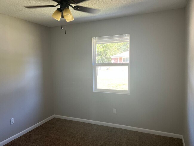 Building Photo - 3 bedrooms - 2 bath Home