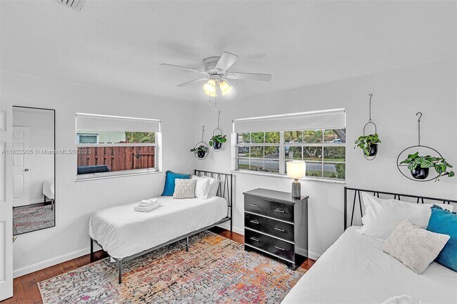 Building Photo - 4633 SW 28th Ave