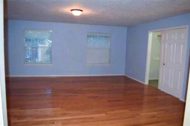 Building Photo - 8511 Cross Country Dr