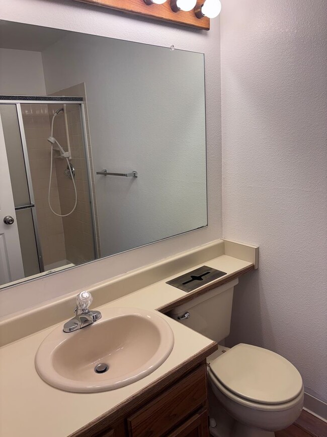 Building Photo - Brand New Update: 2 Bed/2 Bath UMED Condo!