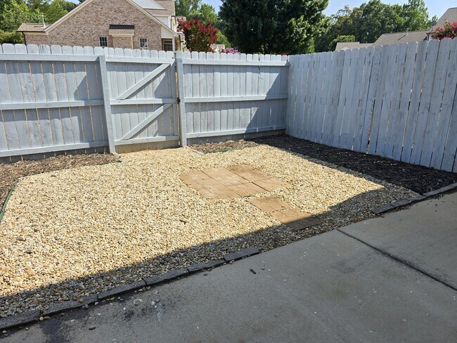 Building Photo - 6 Viburnum Ln