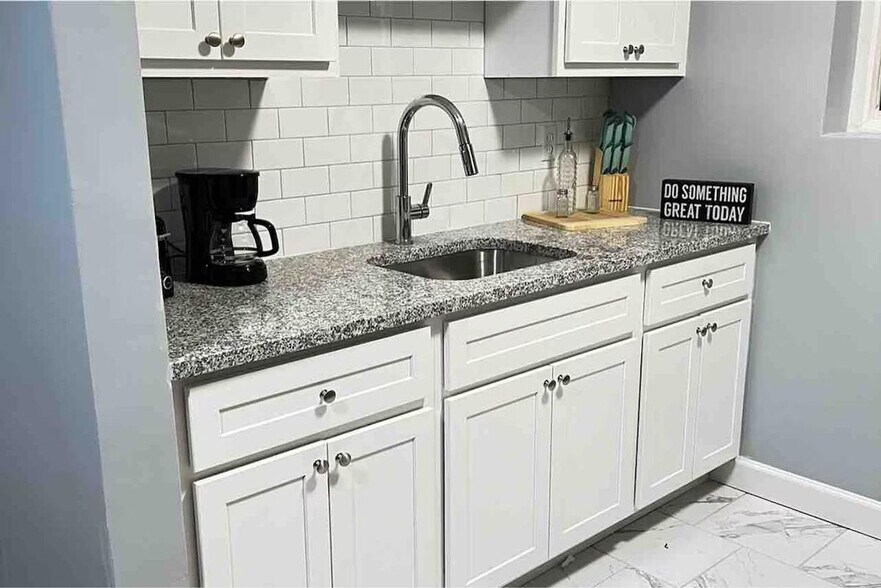 Building Photo - 7047 Hampton Ave