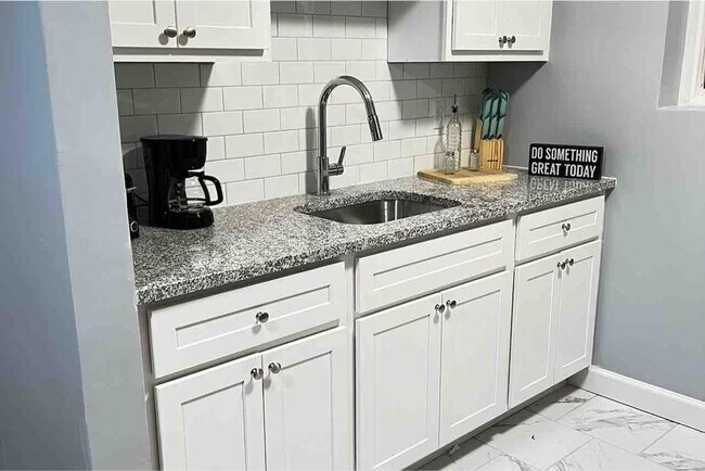 Building Photo - 7047 Hampton Ave