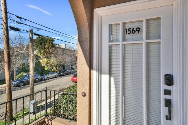 Building Photo - Furnished 3-Bedroom Apartment for 5 – Shared Living College Ave!