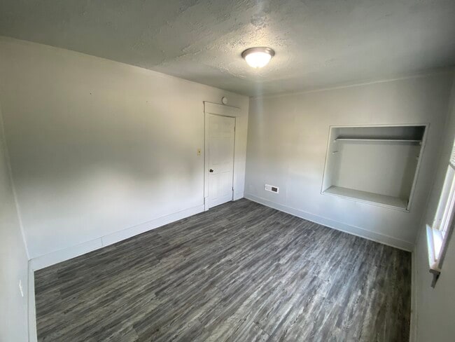Building Photo - 215 Warrington Ave